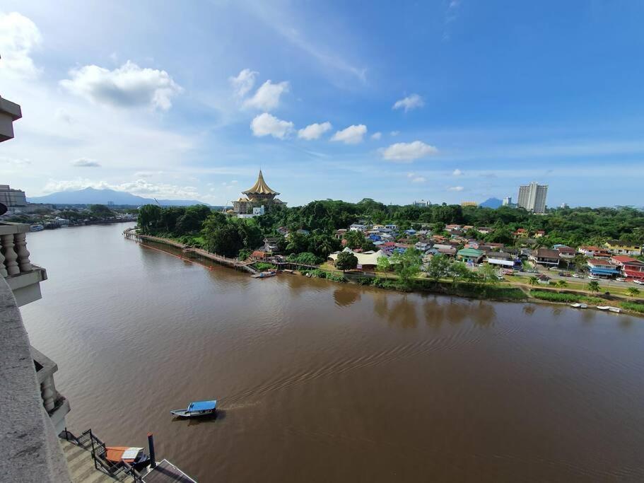 Lovely Waterfront Riverbank Suite With Pool A2 Kuching Exterior photo